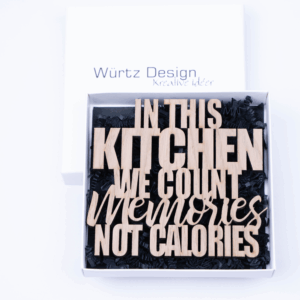 In this kitchen we count memories not calories - Træskilt til vægdekoration