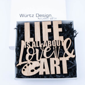Life is all about love and art - Træskilt til vægdekoration