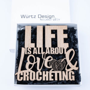 Hækle skilt Life is all about love and crocheting - træskilt til vægdekoration