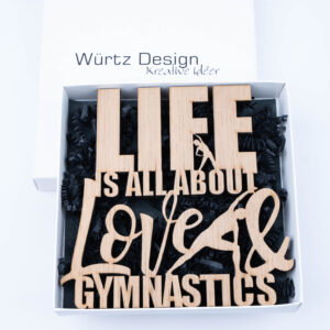 Gymnastik skilt Life is all about love and gymnastics - Træskilt til vægdekoration