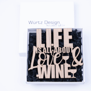 vin skilt Life is all about love and wine - Træskilt til vægdekoration