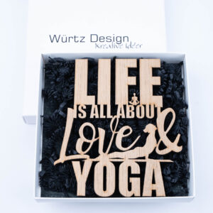 Yoga skilt Life is all about love and yoga - Træskilt til vægdekoration